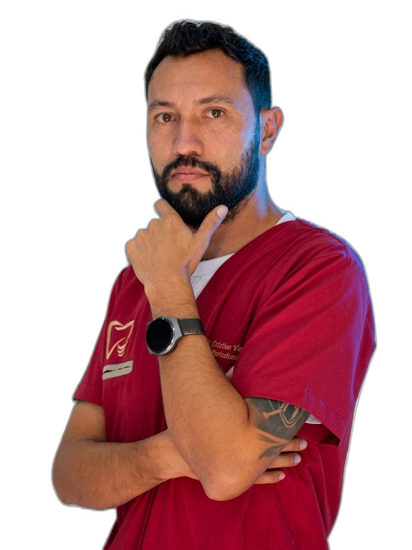 Dr. Cristian Velásquez, especialista en periodoncia y oseointegración, en la clínica One Odontología