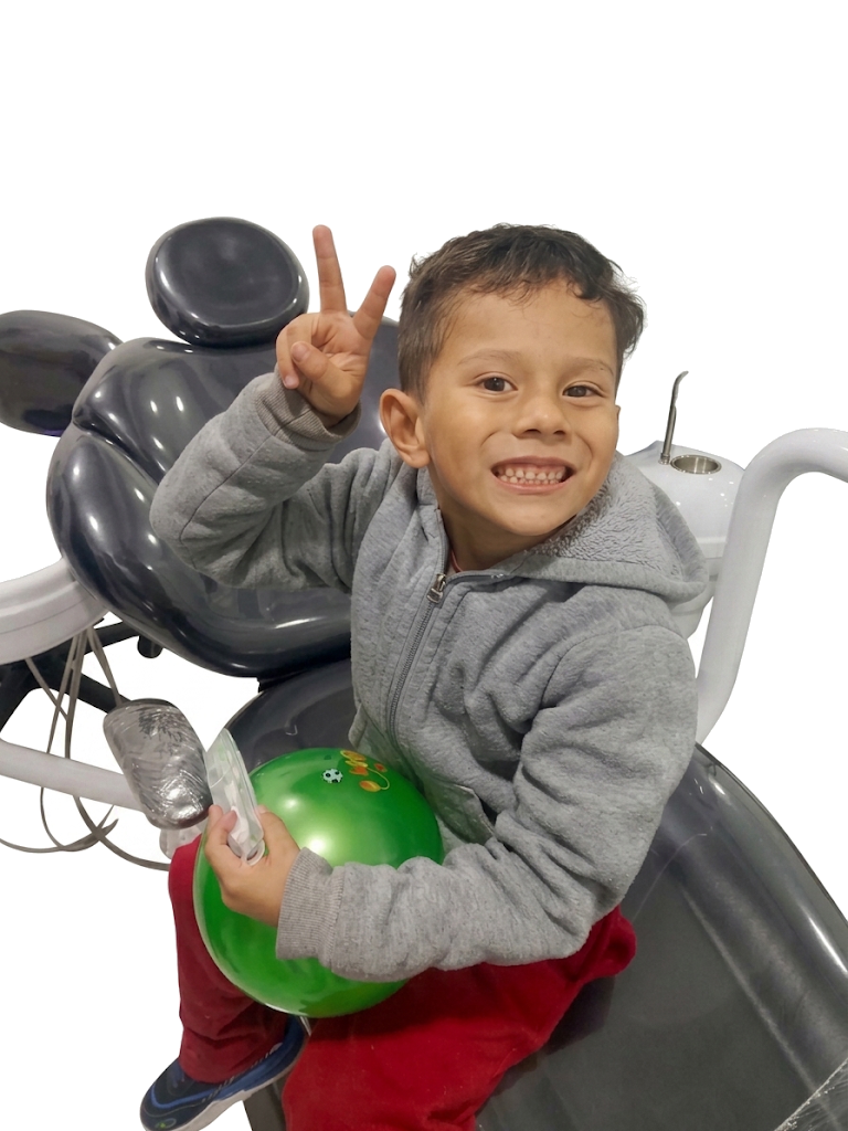 Niño feliz después de su cita odontológica