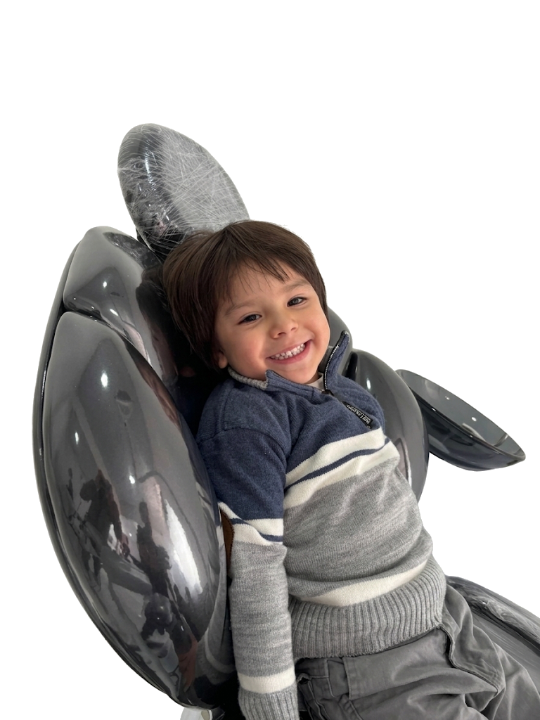 Niño sonriendo en la unidad odontológica