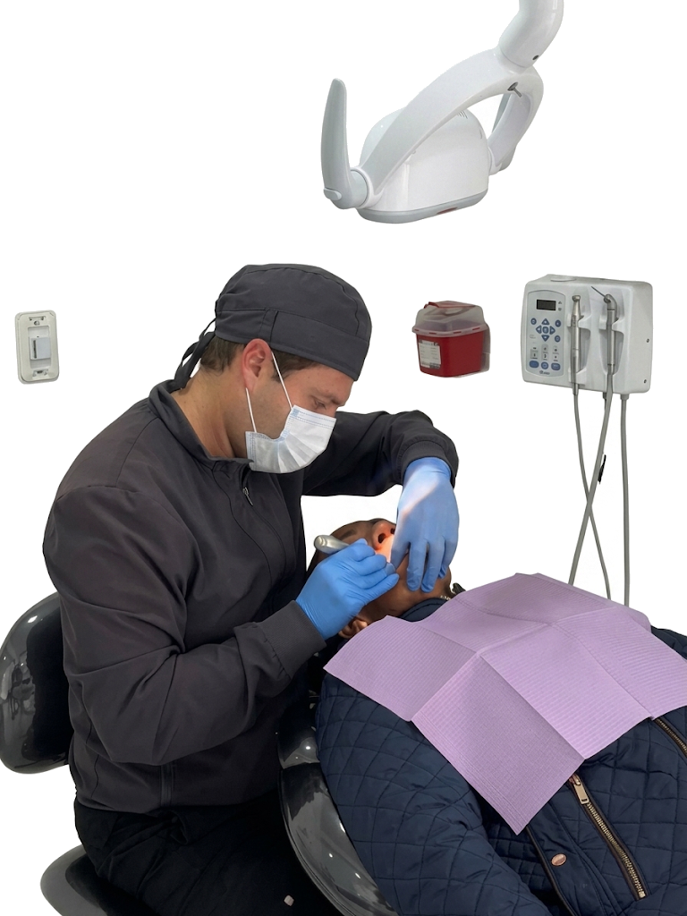 Odontólogo realizando un tratamiento de rehabilitación oral